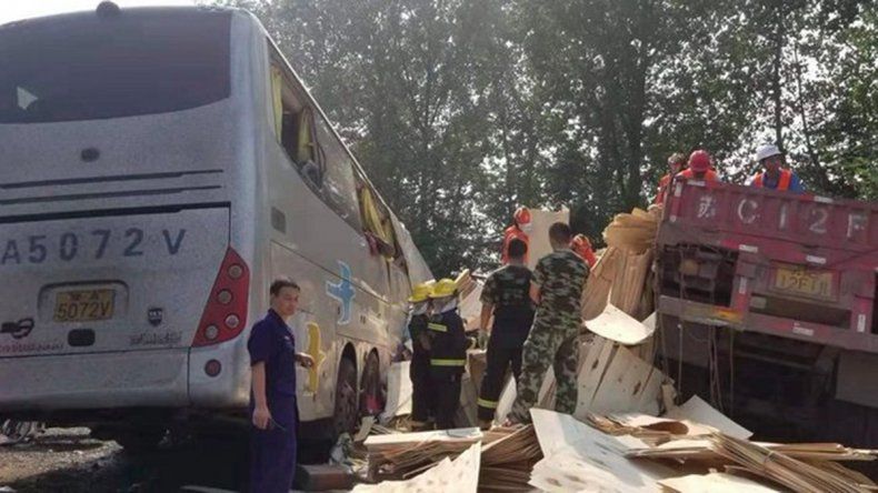 Un accidente entre un camión y un colectivo deja 36 muertos
