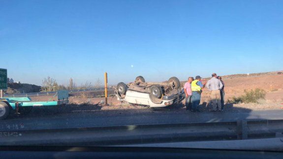 Trasladaba una camioneta y se le cayó en plena Ruta 7