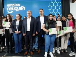 Pan American Energy a través del Programa PYMES PAE, y en alianza con el Gobierno de la Provincia del Neuquén, entregaron más de 400 certificados a egresados que completaron su formación en el marco de Emplea Neuquén. Pan American Energy a través del Programa PYMES PAE, y en alianza con el Gobierno de la Provincia del Neuquén, entregaron más de 400 certificados a egresados que completaron su formación en el marco de Emplea Neuquén.