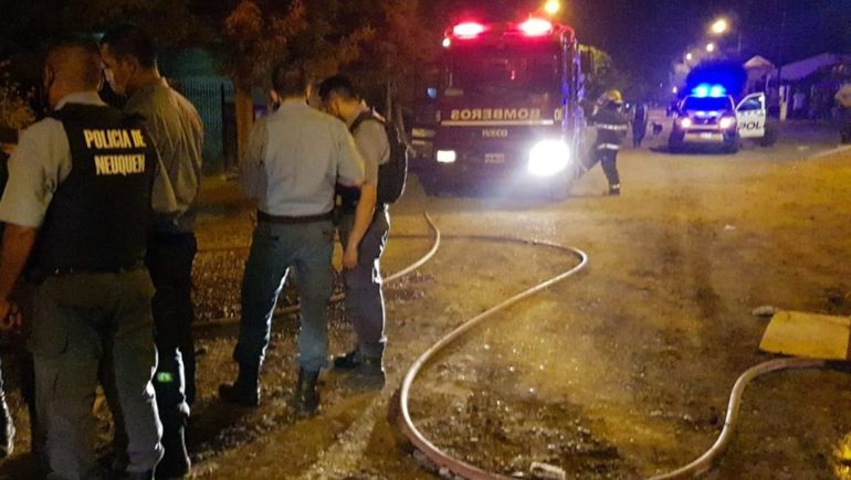 Vecinos héroes salvaron a un hombre al que se le incendiaba la casa