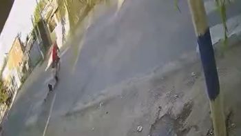 El momento en el ladrón arrastró a la víctima en el colectivo. (Foto: captura de video) El momento en el ladrón arrastró a la víctima en el colectivo. (Foto: captura de video)