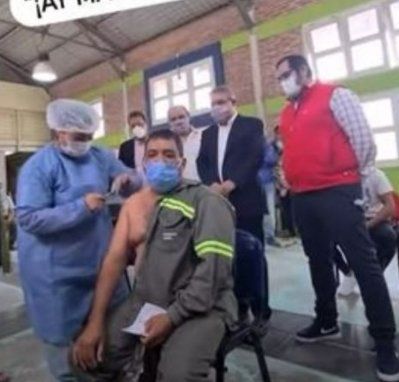 La viral reacción de un recolector de residuos al ser vacunado: