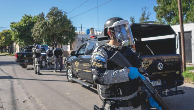 Jugaban al fútbol, la policía los descubrió y fueron presos