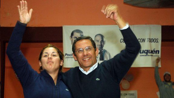 Pechi Quiroga y su hija Ivana, el el triunfo como intendente en 2007.