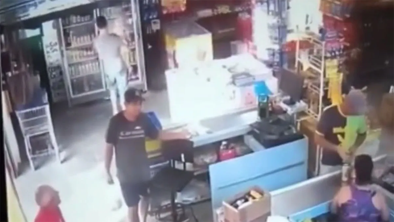 Video: abrió una heladera descalzo con su hijo a upa y casi muere electrocutado