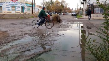 La esquina de San Luis y Luis Beltrán, en Barrio Nuevo, se inunda con aguas cloacales hace años.