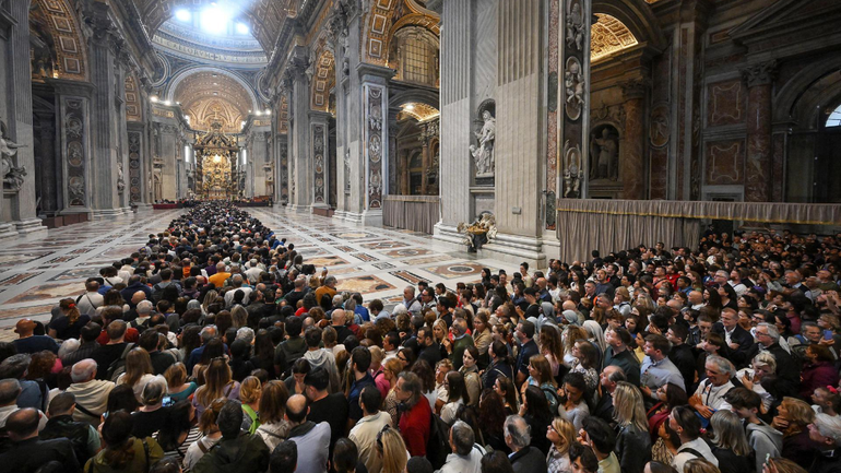 Miles y miles de fieles ingresan para darle el último adiós al papa Francisco