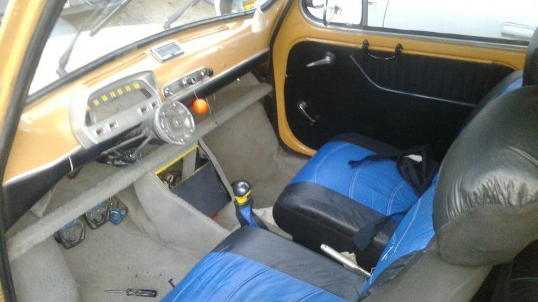 Le desvalijaron el fitito en el Bajo: se llevaron desde las alfombras hasta el volante