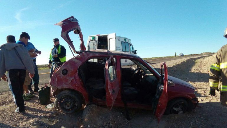 Volvían de pescar, volcaron y terminaron en el hospital
