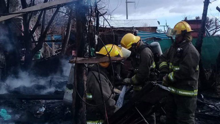 Casi tragedia: un incendio consumió una casa debajo de una línea de alta tensión