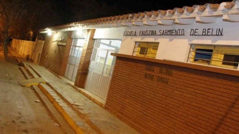 La madre de la niña dice que la atacaron en el baño de mujeres.