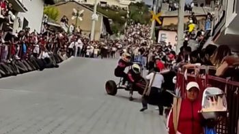 El auto de madera descendía a gran velocidad por una pendiente cuando se produjo el violento accidente. El auto de madera descendía a gran velocidad por una pendiente cuando se produjo el violento accidente.
