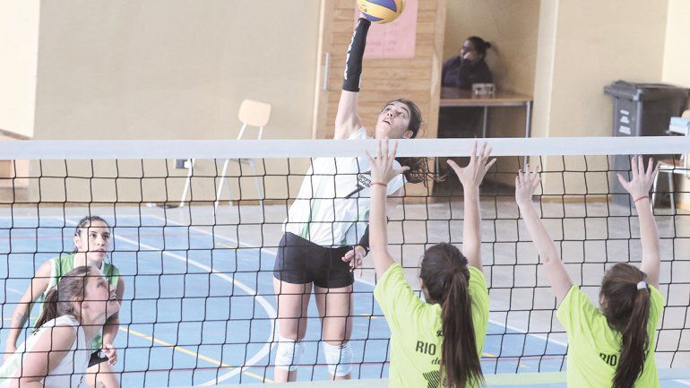El vóley ganó el clásico y el fútbol dio un batacazo