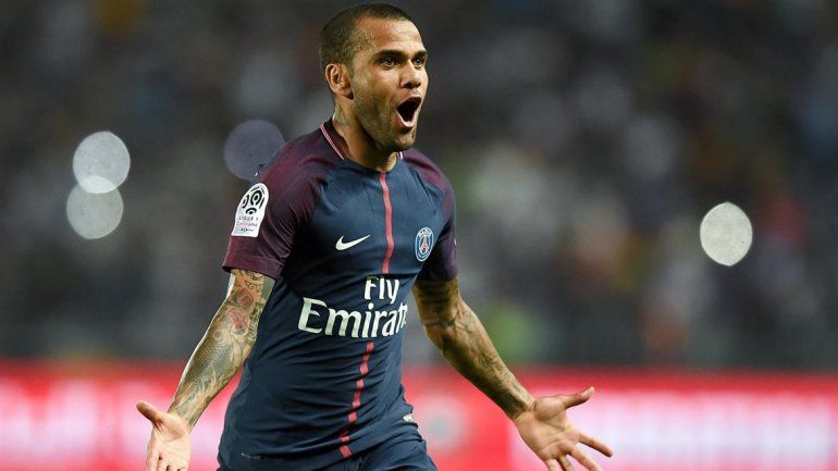 Con un golazo de Dani Alves, PSG le ganó a Monaco