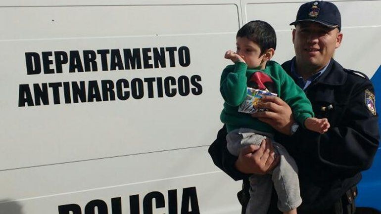 Un policía salvó la vida de un nene de tres años