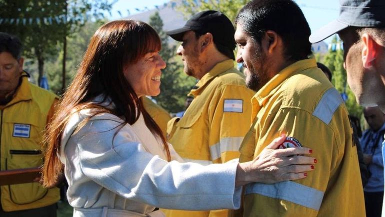 Julieta Corroza con los brigadistas. Julieta Corroza con los brigadistas.
