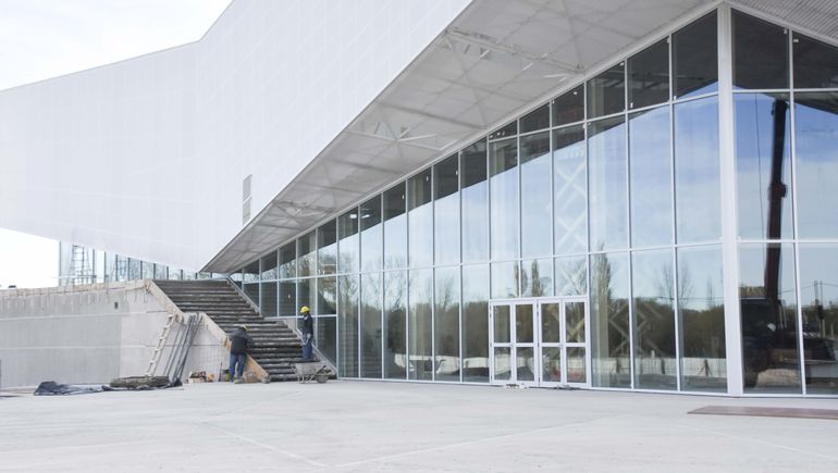 Los vidrios permiten que ingrese la luz solar, pero no el calor.