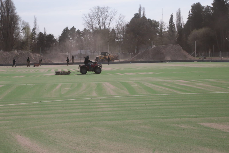 La inauguración de la cancha de hockey en Confluencia, en la cuenta regresiva
