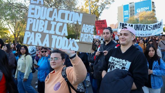 Los estudiantes reclaman por la universidad pública nacional. Javier Milei, el principal foco de las críticas.