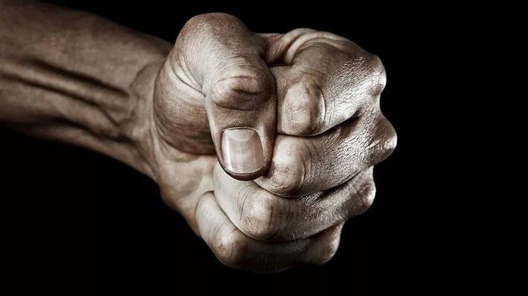 Quiso robar en un micro y la mamá lo bajó a chancletazos