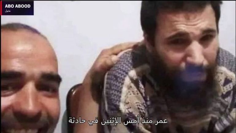 Omar, junto a un familiar, tras ser liberado por la policía. Omar, junto a un familiar, tras ser liberado por la policía.