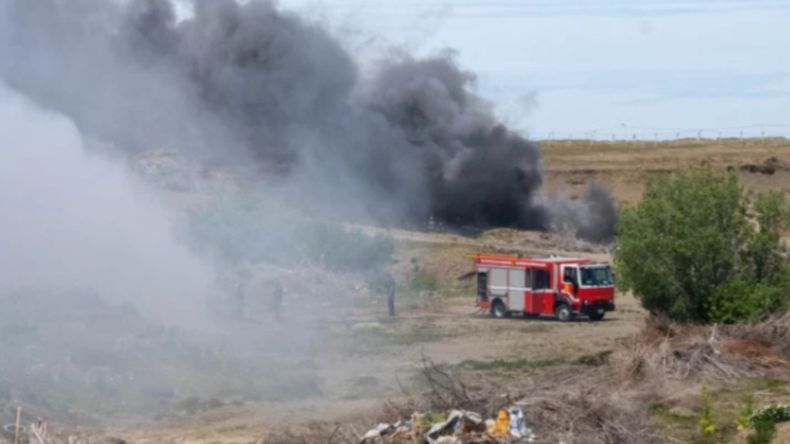 Uno de los focos que combatieron los bomberos en el barrio San Benito de Río Gallegos se extendía unos 50 metros, por 5 de ancho. 