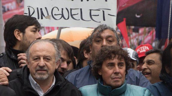 Hugo Yasky y Pablo Micheli, ayer, en la marcha de las dos CTA.