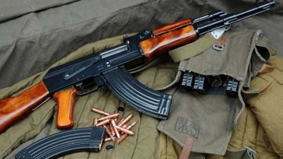 Carlos Alberto luchó en la guerra de Malvinas y quedó con problemas psíquicos. El Kaláshnikova 47 era su fusil.&nbsp;