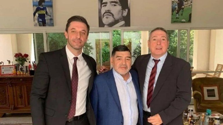 Víctor Stinfale (derecha) y Matías Morla (izquierda) junto a Diego Maradona.