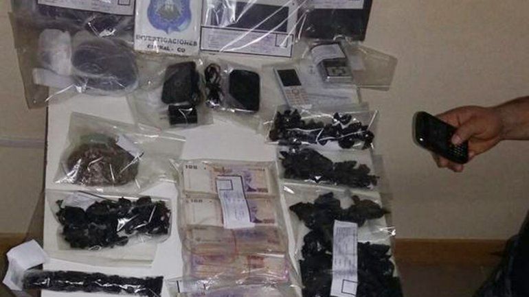 Seis armas fueron parte de lo secuestrado tras el allanamiento.