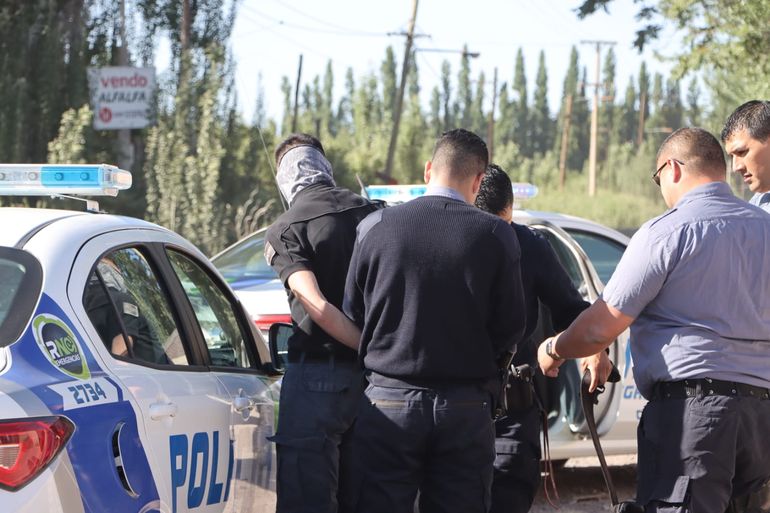 La policía de Río Negro detiene a uno de los agresores. Foto Anahí Cardena. La policía de Río Negro detiene a uno de los agresores. Foto Anahí Cardena.
