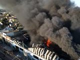 Los bomberos trabajaron durante cinco horas para evitar la propagación a las viviendas.