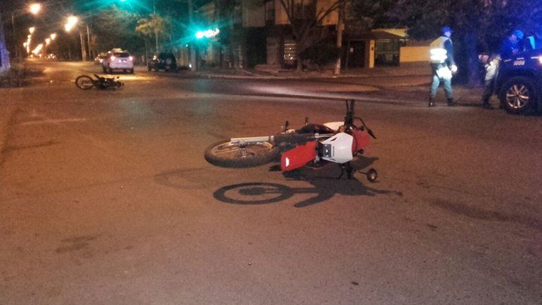 Dos motos se rozaron y los conductores terminaron en el hospital