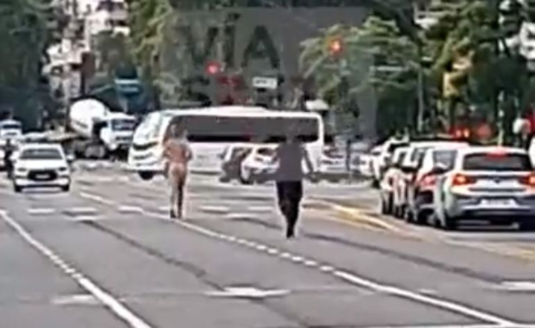 Video: salió a correr desnudo y provocó un caos de tránsito
