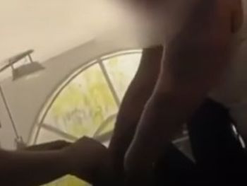 En el video viral, la madre de un imputado le entrega una mochila coin $12 millones al abogado Martín Castro, supuestamente para que coimeara a una fiscal y consiguiera una pena menor para el hijo.&nbsp;