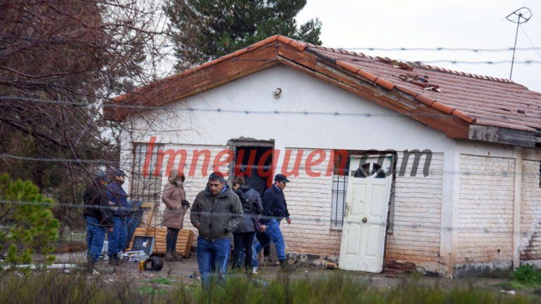 La Policía realizó pericias en la precaria casa al norte de la Autovía.