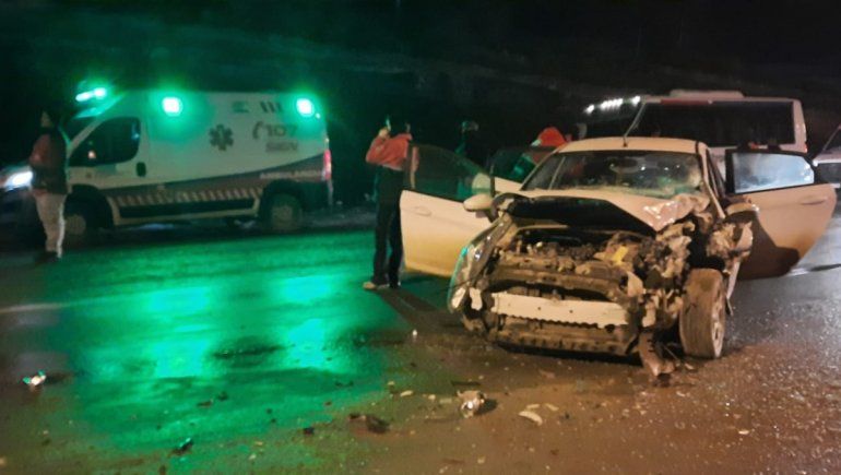 Se le reventó una rueda del camión y causó un choque en Ruta 7