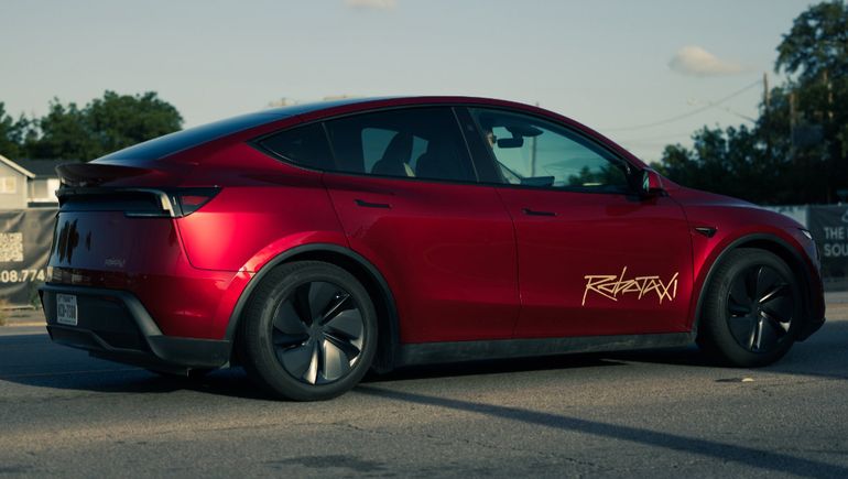 En esta instancia, los viajes en el Robotaxi de Tesla tienen una tarifa plana de US$4,20 y funcionan únicamente en un área específica de la ciudad. Foto: X @battleangelviv. En esta instancia, los viajes en el Robotaxi de Tesla tienen una tarifa plana de US$4,20 y funcionan únicamente en un área específica de la ciudad. Foto: X @battleangelviv.