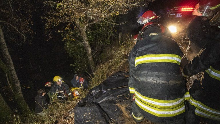 Rescataron a un maquinista que cayó unos 30 metros con su retroexcavadora en Quila Quina