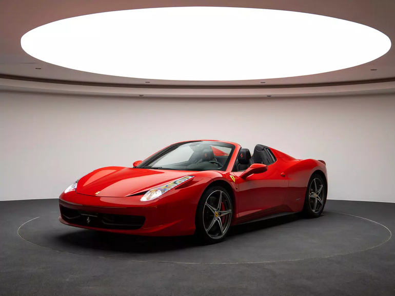 Con un motor V8 de 4.5 litros, la Ferrari 458 Spider entrega 570 CV de potencia y acelera de 0 a 100 km/h en menos de 3,4 segundos. Con un motor V8 de 4.5 litros, la Ferrari 458 Spider entrega 570 CV de potencia y acelera de 0 a 100 km/h en menos de 3,4 segundos.