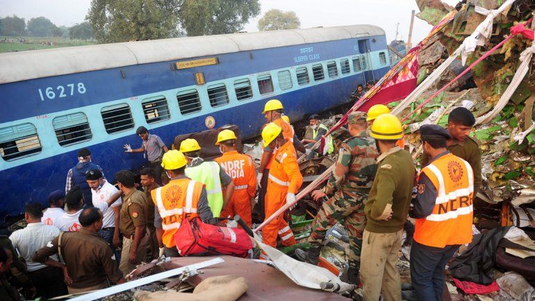 La tragedia ocurrió en la India: unos 14 vagones se vieron afectados.