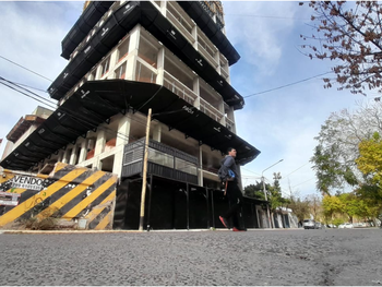 denuncian una lluvia de piedras de una construccion: si a mi me abolla un techo, imaginate una cabeza