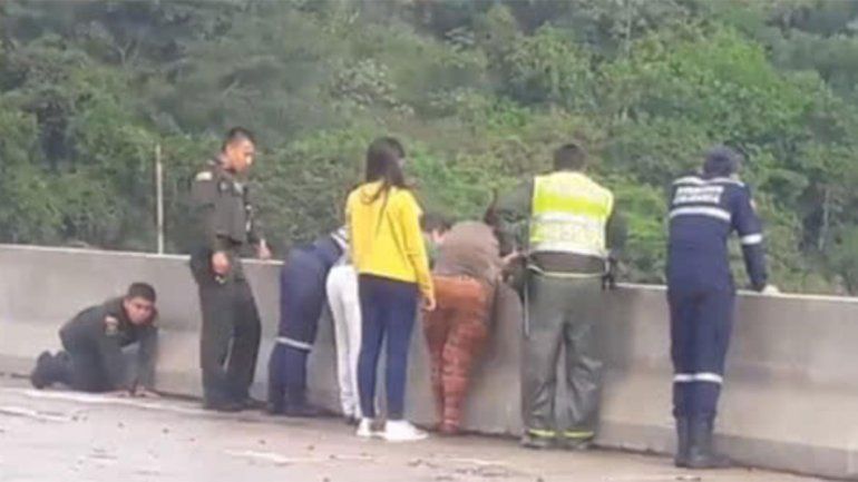Estremecedor: una mujer se tiró de un puente con su hijo en Colombia