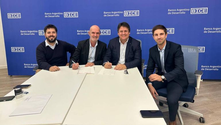 Mariano Gaido durante la firma del acuerdo.&nbsp;