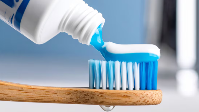 Los especialistas en odontología recomiendan realizar una limpieza dental profesional con un dentista. Los especialistas en odontología recomiendan realizar una limpieza dental profesional con un dentista.