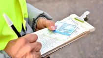 La policía de Chubut paró una camioneta que iba sin patente: la manejaba el hijo de un diputado y es oficial (imagen ilustrativa). La policía de Chubut paró una camioneta que iba sin patente: la manejaba el hijo de un diputado y es oficial (imagen ilustrativa).