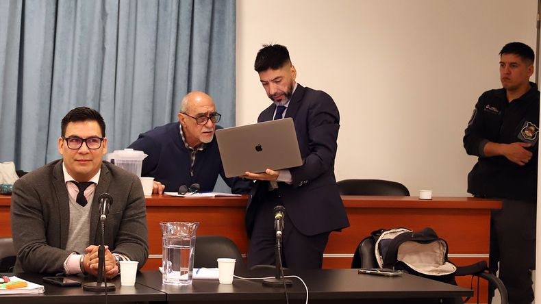 Alfredo Cury es el abogado de Ricardo Soiza y de sí mismo en la causa de los planes sociales. Trabajaba como asesor del ministerio de Desarrollo Social y defendía a vulnerables, pero con el pago de dinero estatal. | LM Neuquen Alfredo Cury es el abogado de Ricardo Soiza y de sí mismo en la causa de los planes sociales. Trabajaba como asesor del ministerio de Desarrollo Social y defendía a vulnerables, pero con el pago de dinero estatal.