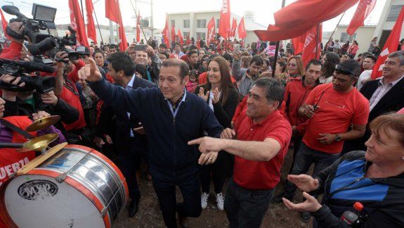 El gobernador entregó 60 viviendas en el barrio Z1. Dijo que en 15 o 20 días se tendrán más certezas de los números.
