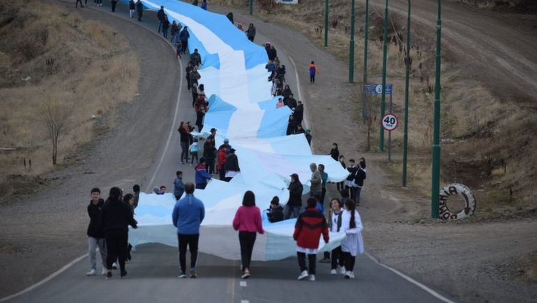 La bandera argentina más larga de la provincia copó Andacollo