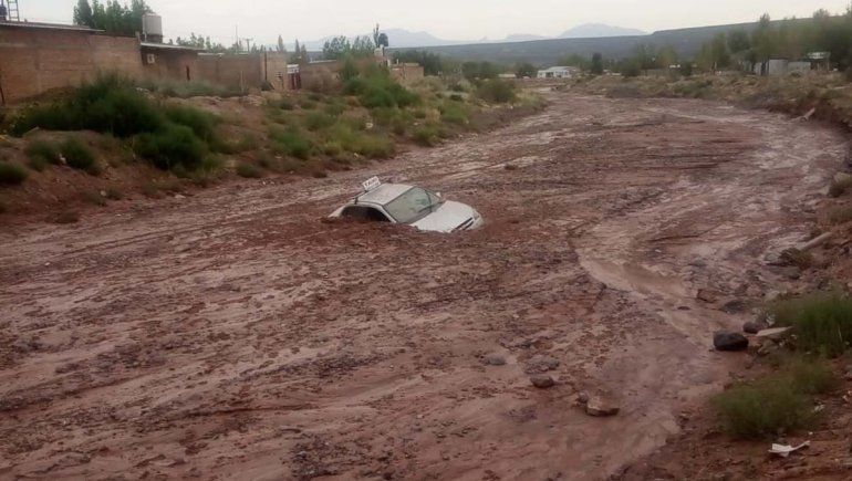 Un taxista salvó su vida de milagro tras quedar atrapado en un cañadón